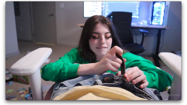 HannahoWo green shirt bj facial