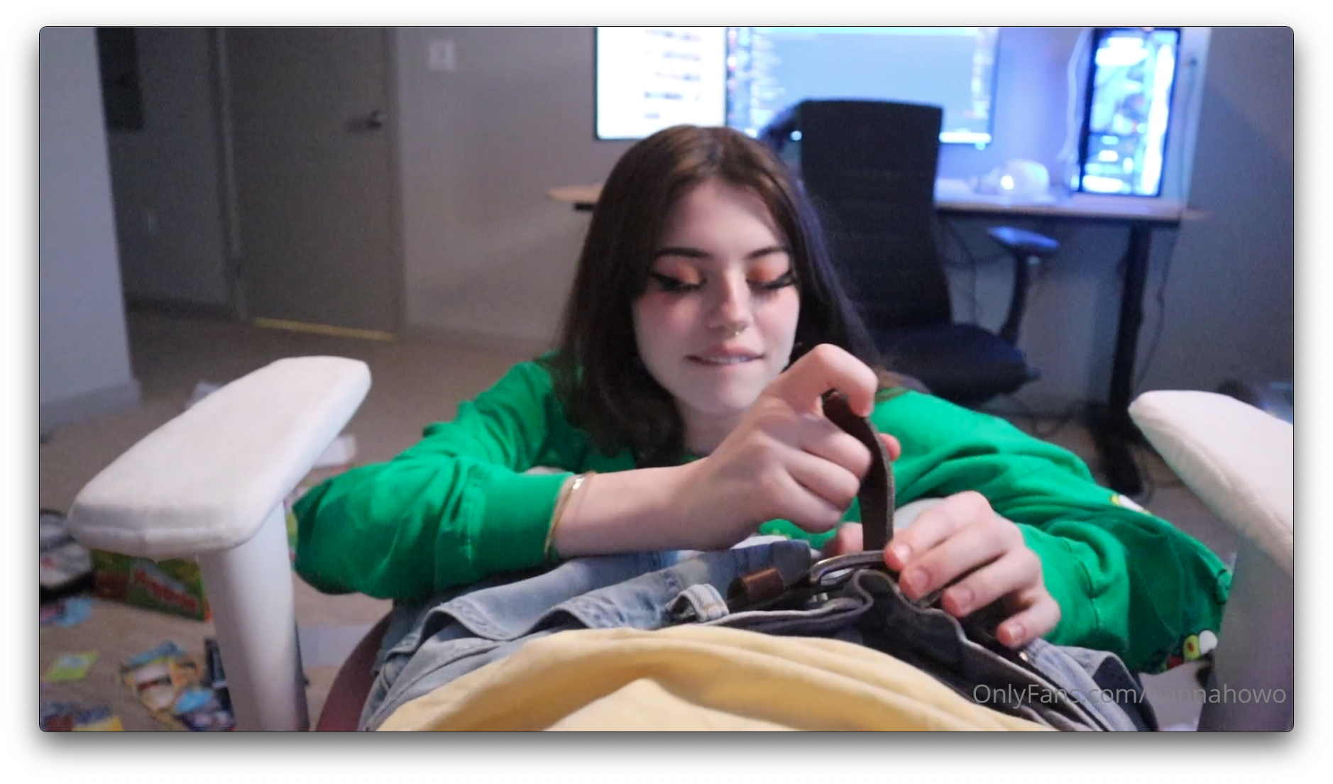 HannahoWo green shirt bj facial